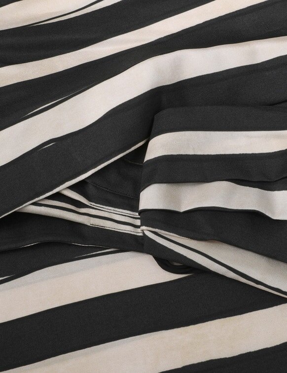 Bandeau « Rebellion Paint Stripe » à rayures noires en ligne Bandeau « Rebellion Paint Stripe » à rayures noires en ligne