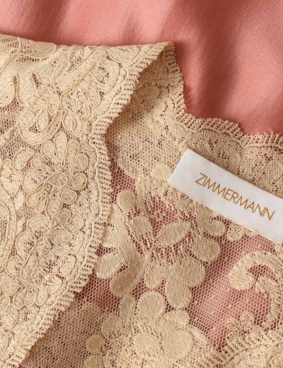 Blouse à basque en dentelle, couleur crème, en ligne Blouse à basque en dentelle, couleur crème, en ligne