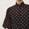 Blouse plissée à boutons à pois noirs en ligne Blouse plissée à boutons à pois noirs en ligne