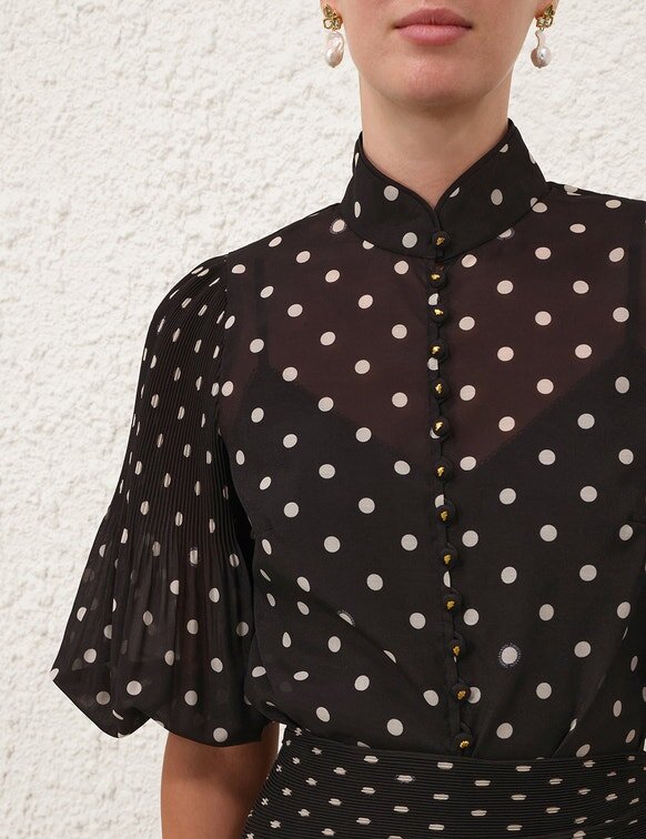 Blouse plissée à boutons à pois noirs en ligne Blouse plissée à boutons à pois noirs en ligne