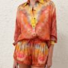 Chemise ample en satin Alchemy, coloris rubis tie-dye, en ligne Chemise ample en satin Alchemy, coloris rubis tie-dye, en ligne