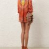 Chemise ample en satin Alchemy, coloris rubis tie-dye, en ligne Chemise ample en satin Alchemy, coloris rubis tie-dye, en ligne