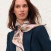 Foulard en soie imprimé 70 cm, motif floral bleu, en ligne Foulard en soie imprimé 70 cm, motif floral bleu, en ligne