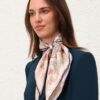 Foulard en soie imprimé 70 cm, motif floral bleu, en ligne Foulard en soie imprimé 70 cm, motif floral bleu, en ligne