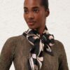 Foulard en soie imprimé 90 cm à rayures noires en ligne Foulard en soie imprimé 90 cm à rayures noires en ligne