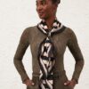Foulard en soie imprimé 90 cm à rayures noires en ligne Foulard en soie imprimé 90 cm à rayures noires en ligne
