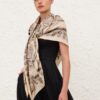 Foulard maxi en soie imprimée « Cream Perla Paisley » en ligne Foulard maxi en soie imprimée « Cream Perla Paisley » en ligne