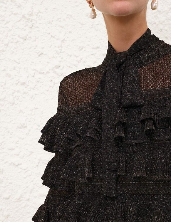 Haut à volants et col noué Rebellion, noir métallisé, en ligne Haut à volants et col noué Rebellion, noir métallisé, en ligne