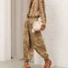 Pantalon sarouel en satin Luna, motif Olive Perla Paisley, en ligne Pantalon sarouel en satin Luna, motif Olive Perla Paisley, en ligne